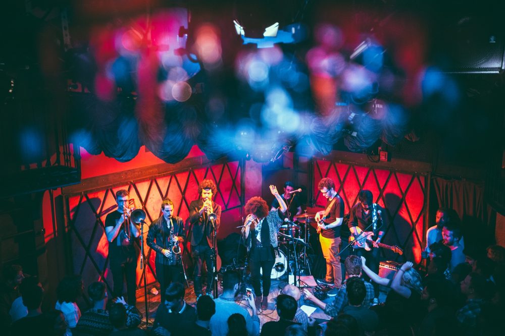 Photo by Leonardo Mascaro Arlene Gould performing live with her band — Photo by Leonardo Mascaro
